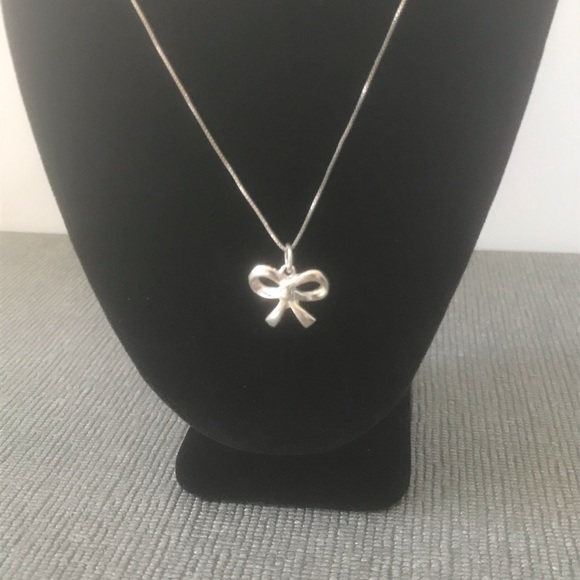 Silver bow necklace - Picture 2 of 4